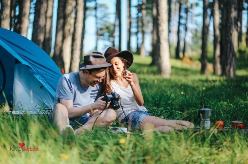 Anniversary Date Ideas - photographer couple